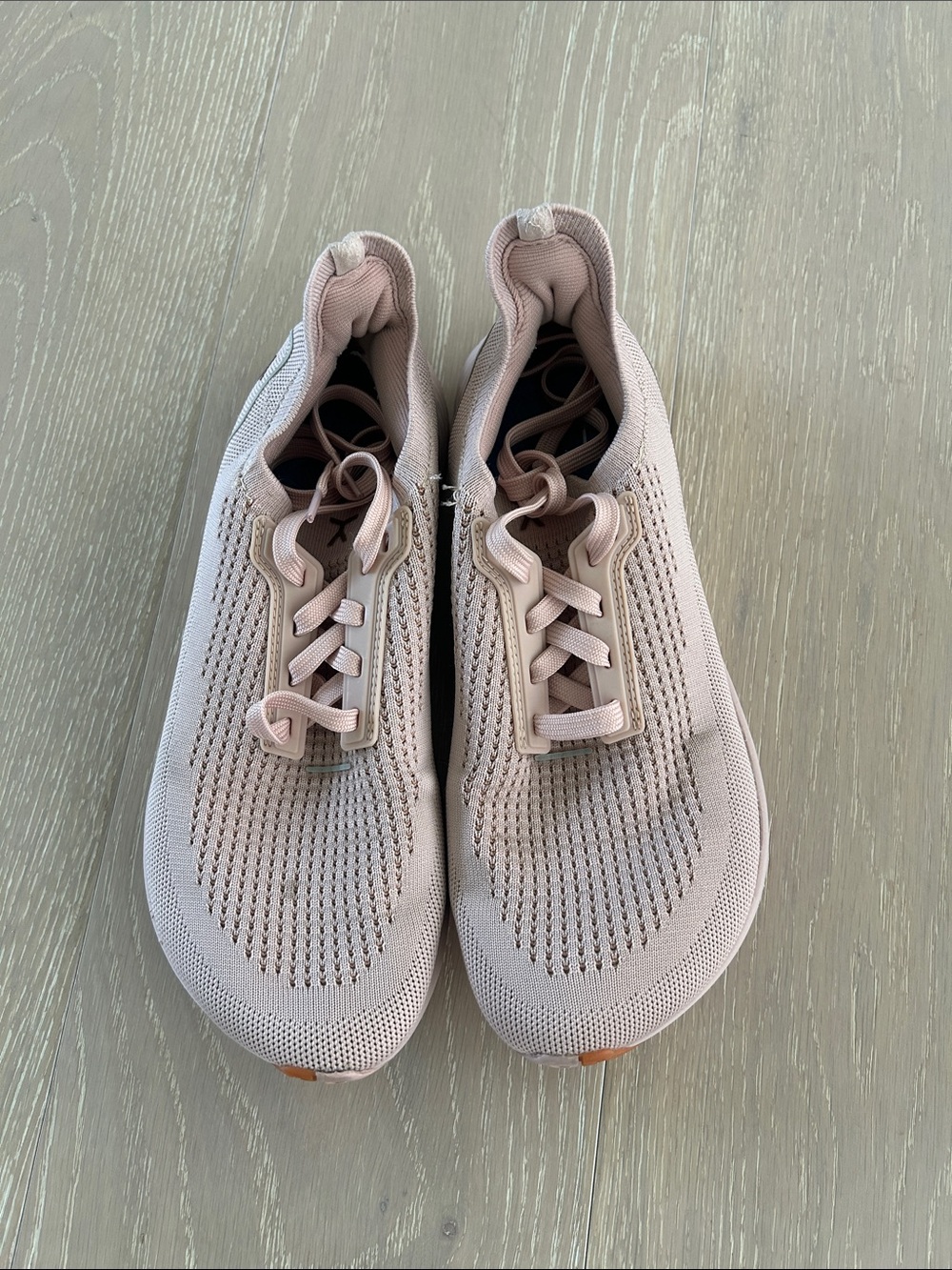 Flux light pink running shoes
